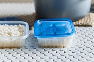 炊きたてのご飯をコンテナーの内側の線まで入れる。乾燥を防ぐためすぐ蓋をのせる